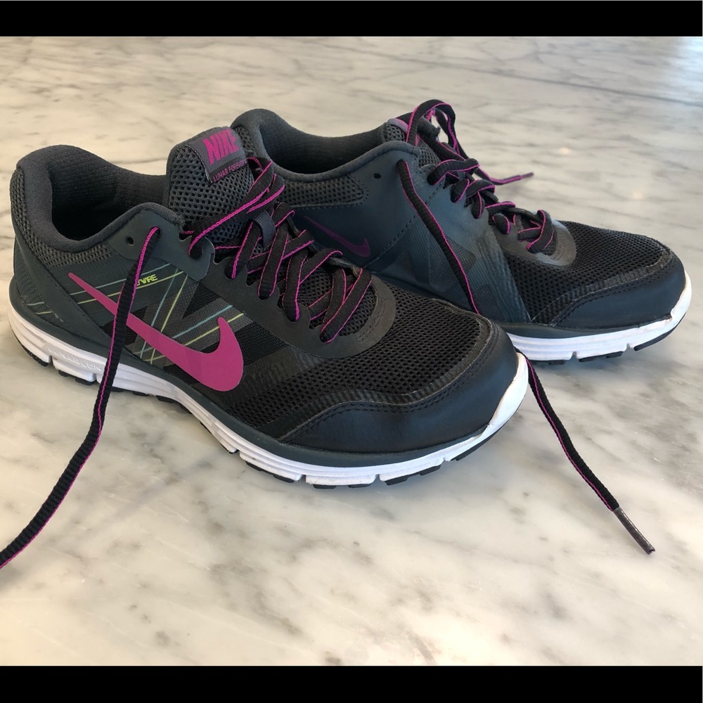 Nike Women’s tennis shoe